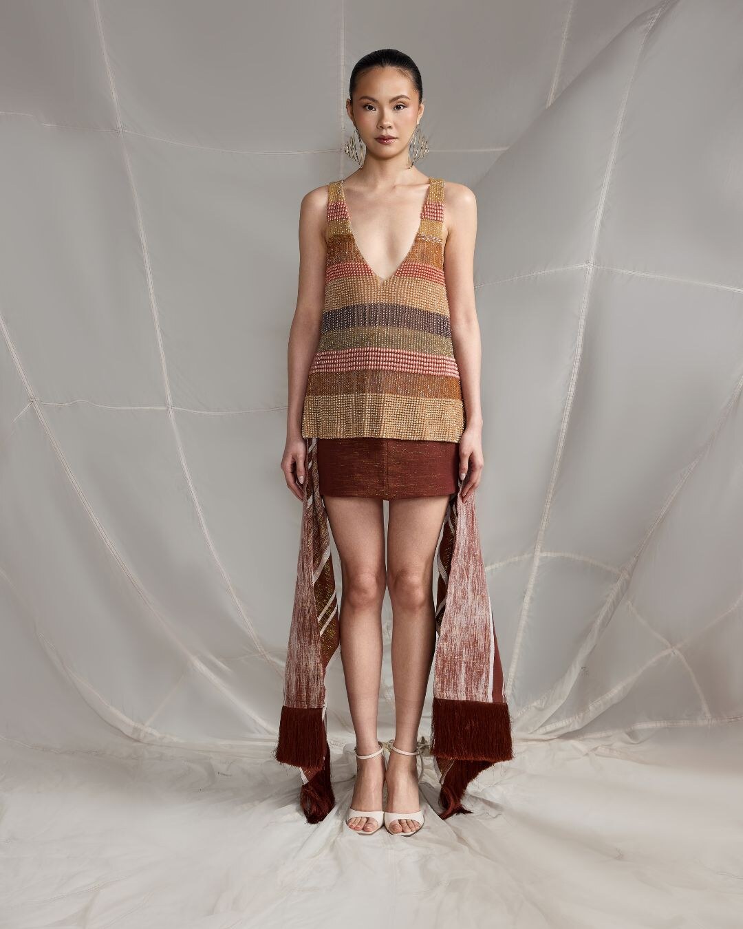 KÍLÈNTÁR woven evening look photographed against a soft neutral backdrop